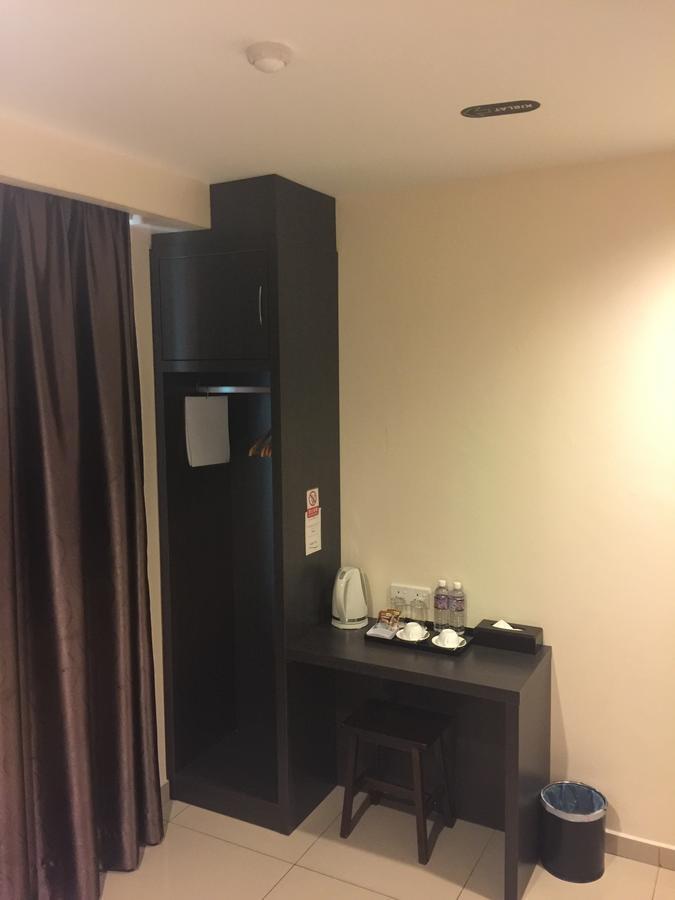 Premierz Hotel ラブアン エクステリア 写真